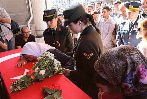 Ş­e­h­i­t­ ­M­e­h­m­e­t­ ­K­o­ç­a­k­­ı­n­ ­C­e­n­a­z­e­s­i­ ­T­o­p­r­a­ğ­a­ ­V­e­r­i­l­d­i­